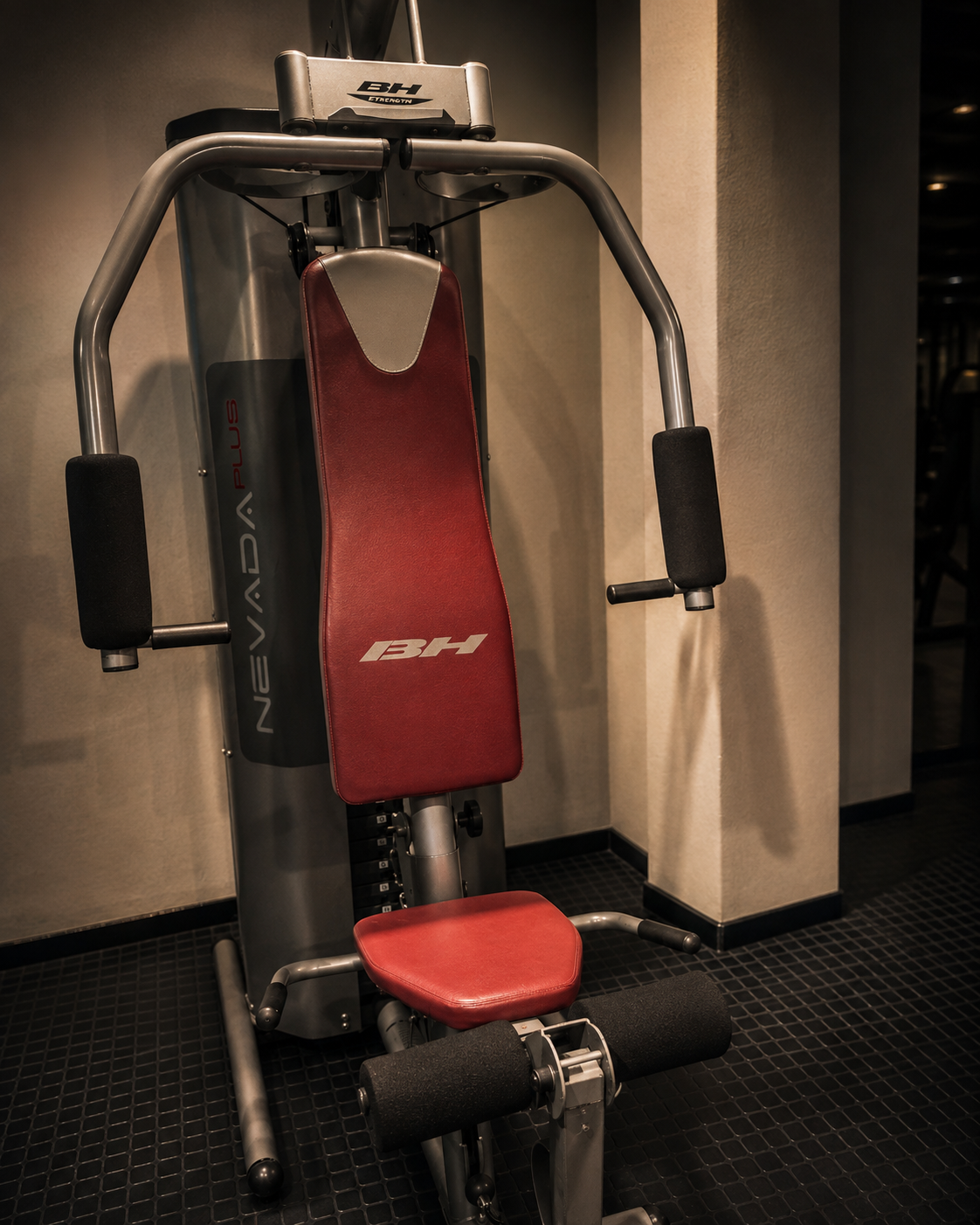 Máquina de musculación en un gimnasio